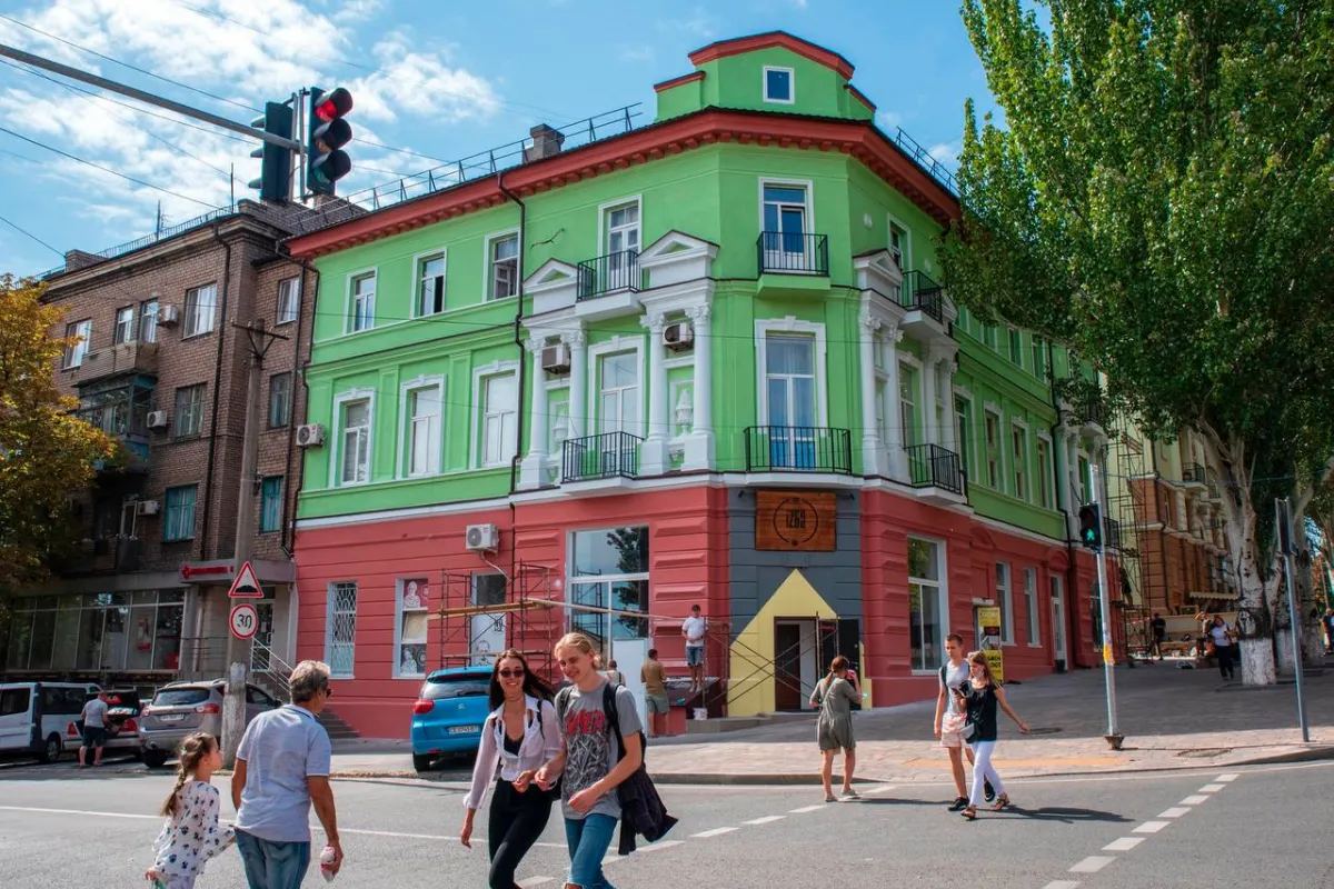 Російське вторгнення в Україну : Цей будинок пережив дві світові війни і революцію, але не нашестя російських окупантів.