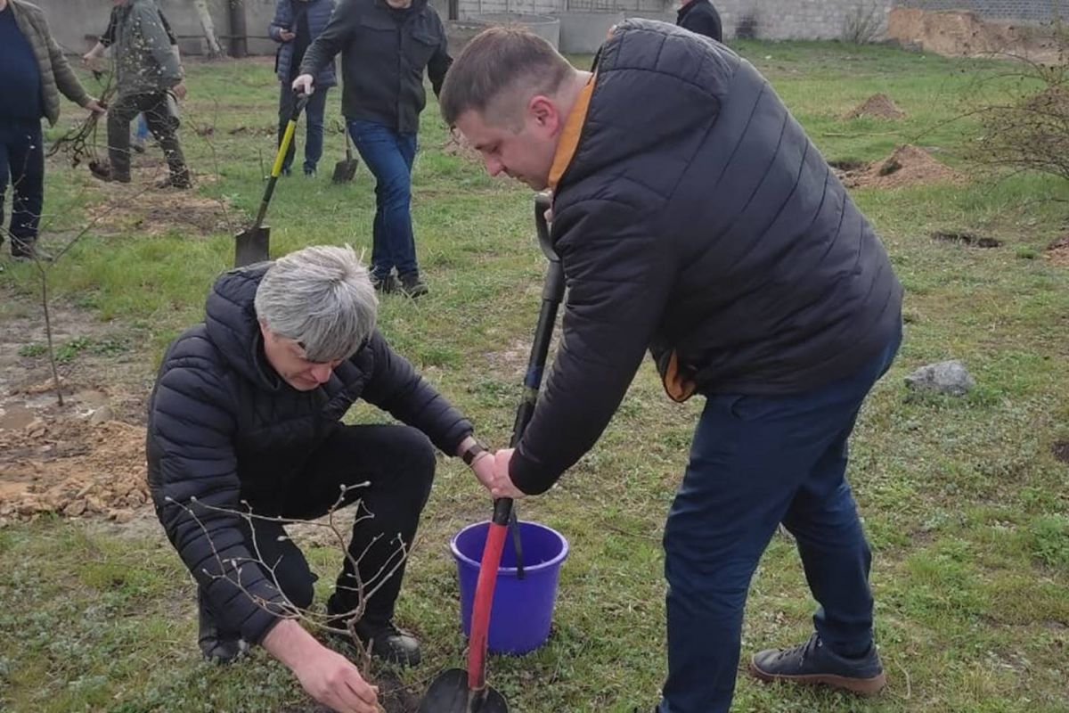 Сквер замість пустиря - за участю прокурорів на мапі деокупованого Лиману з’явилась нова зелена локація Сквер замість пустиря - за участю прокурорів на мапі деокупованого Лиману з’явилась нова зелена локація