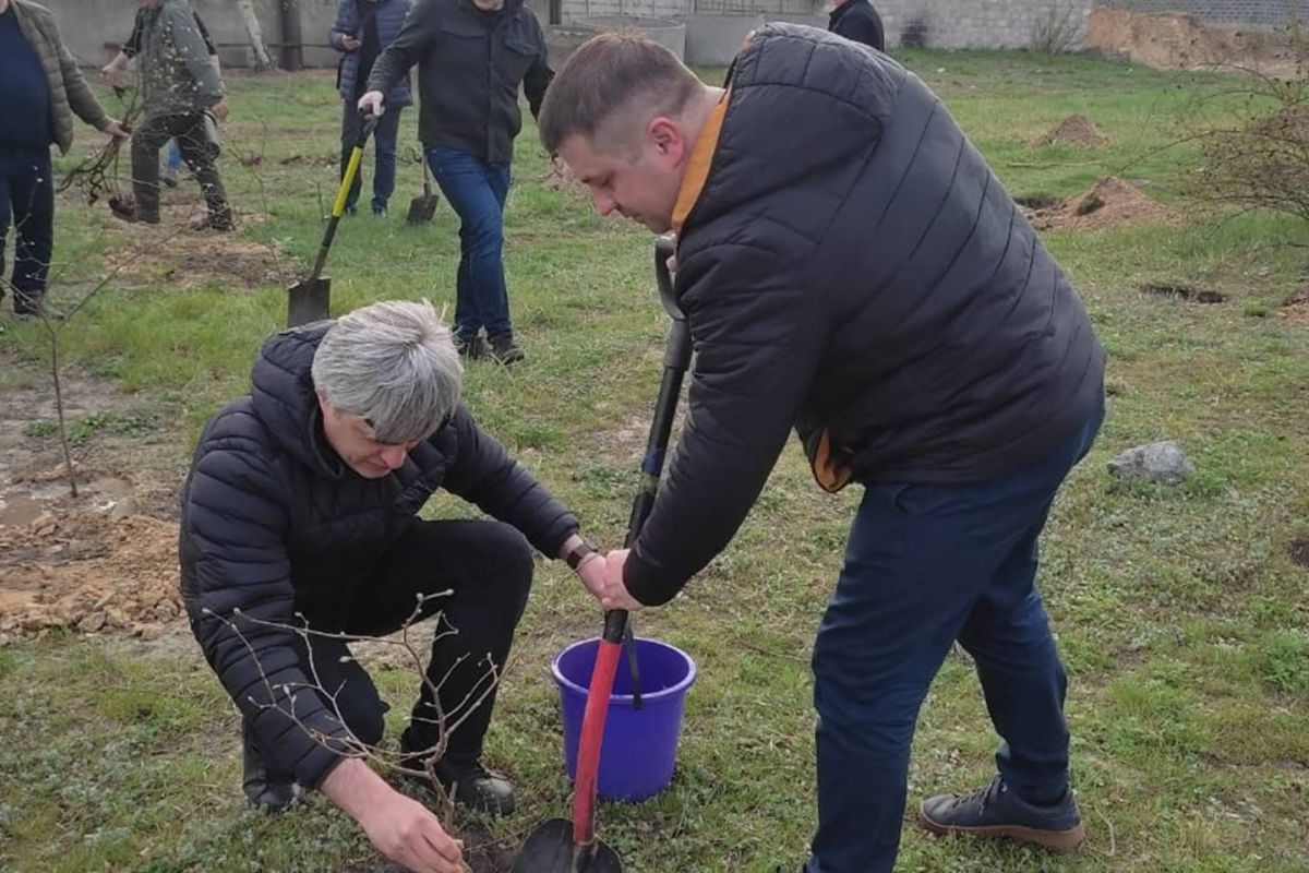 Сквер замість пустиря - за участю прокурорів на мапі деокупованого Лиману з’явилась нова зелена локація 