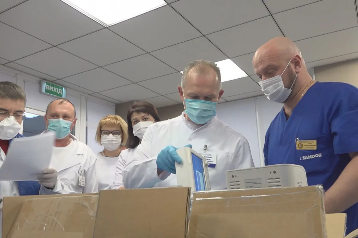 Обладнання лікарям: фонд передав надсучасні пристрої для обласних лікарень Дніпра