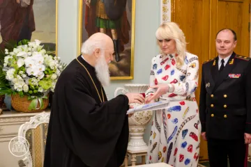 ​Патриарх Филарет наградил волонтера Аллу Ландар орденом Святого Николая Чудотворца