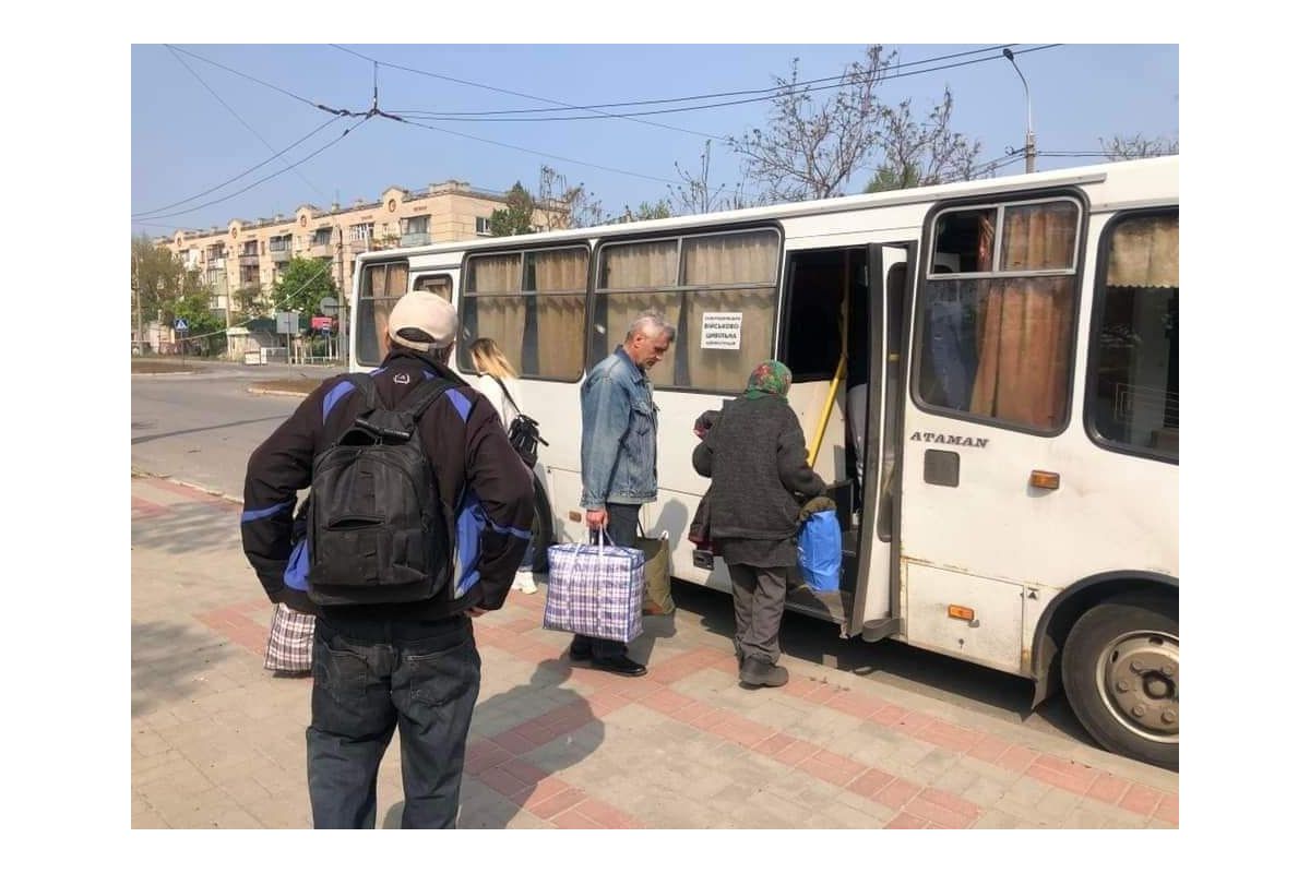 Вперше за довгий період: із Сєвєродонецька евакуйовані 17 осіб, з них троє - діти Вперше за довгий період: із Сєвєродонецька евакуйовані 17 осіб, з них троє - діти