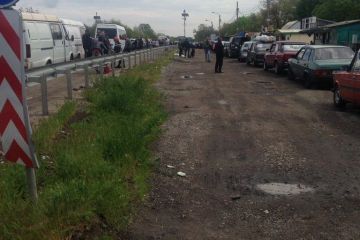 Колону автомобілів з маріупольцями нарешті пропустили до Запоріжжя Колону автомобілів з маріупольцями нарешті пропустили до Запоріжжя