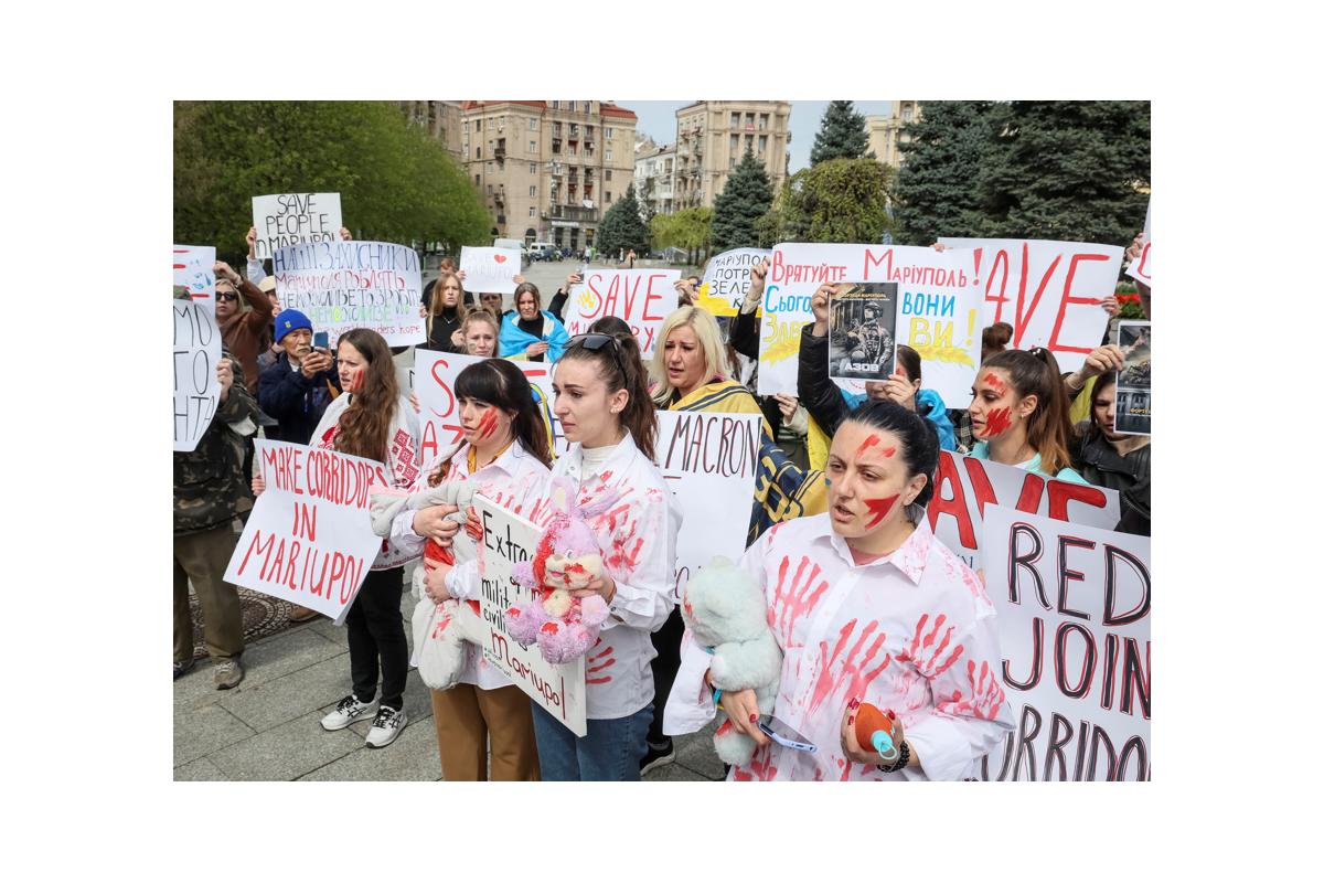 Родичі українських військових, які понад два місяці боронять Маріуполь на «Азовсталі», закликали Китай виступити посередником у переговорах щодо їхньої екстракції. Родичі українських військових, які понад два місяці боронять Маріуполь на «Азовсталі», закликали Китай виступити посередником у переговорах щодо їхньої екстракції.