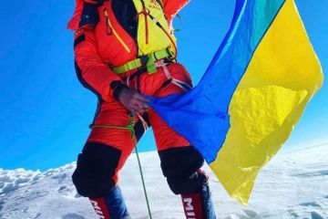 Український прапор замайорів на вершині світу — Евересті!  Український прапор замайорів на вершині світу — Евересті!
