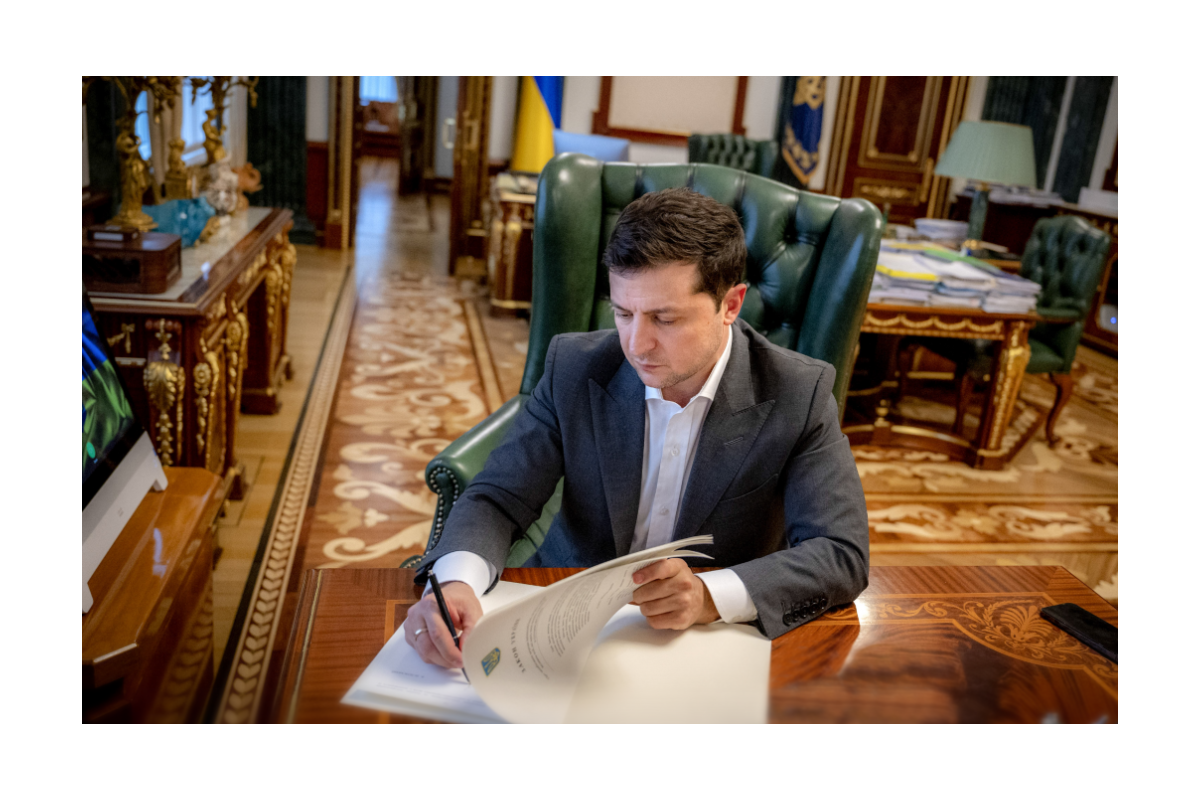 Президент України Володимир Зеленський підписав закон про заборону проросійських партій Президент України Володимир Зеленський підписав закон про заборону проросійських партій