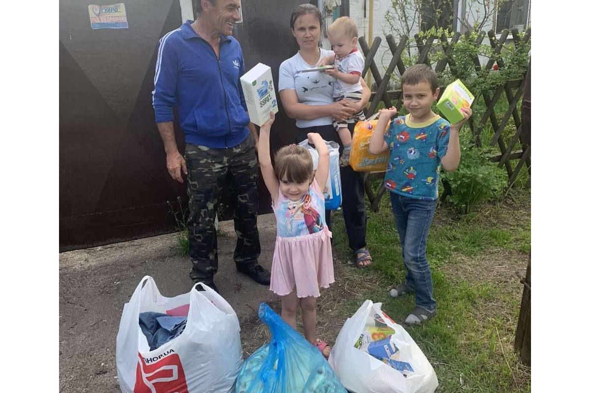 Діти з внутрішньо переміщених родин отримали допомогу від українських військових Діти з внутрішньо переміщених родин отримали допомогу від українських військових