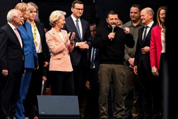 Зеленський отримав премію Карла Великого від імені українського народу за заслуги перед Європою Зеленський отримав премію Карла Великого від імені українського народу за заслуги перед Європою