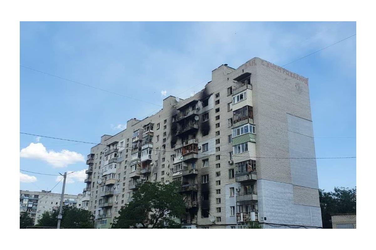 У Сєвєродонецьку росіяни нищать багатоповерхівки та "Азот У Сєвєродонецьку росіяни нищать багатоповерхівки та "Азот