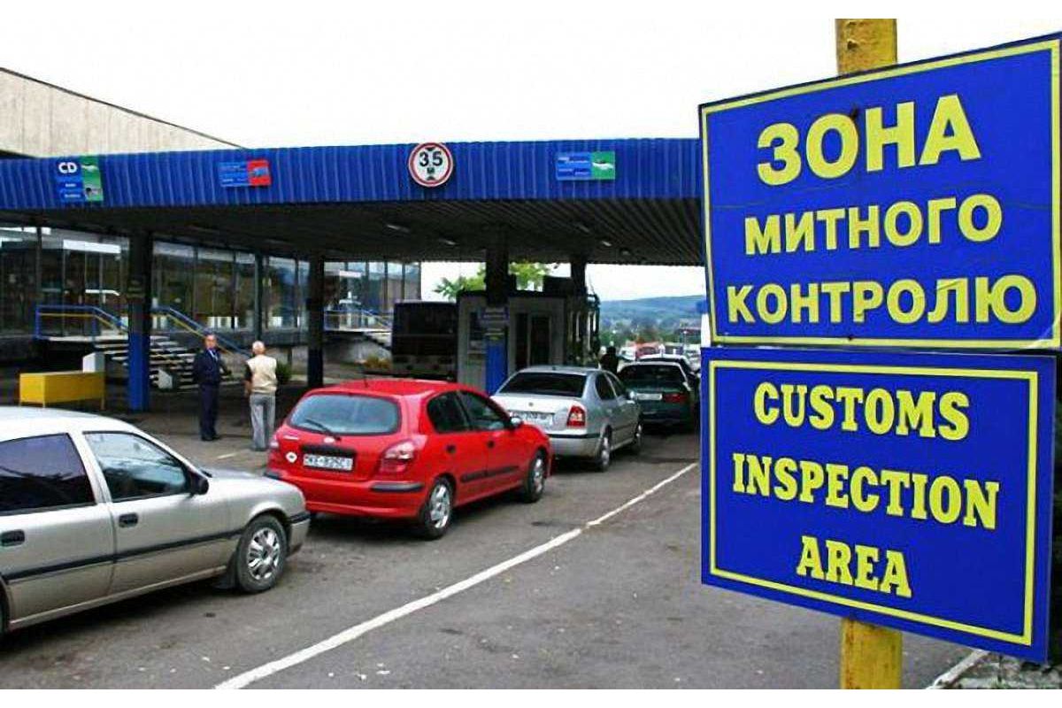 У Дніпрі викрили працівників митниці, які проводили мільйонні махінації У Дніпрі викрили працівників митниці, які проводили мільйонні махінації