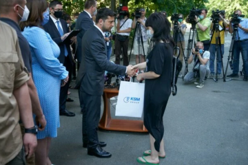 Владимир Зеленский: Обещали и сделали – все семьи, пострадавшие в результате взрыва многоэтажки в Киеве, получили новые квартиры Владимир Зеленский: Обещали и сделали – все семьи, пострадавшие в результате взрыва многоэтажки в Киеве, получили новые квартиры