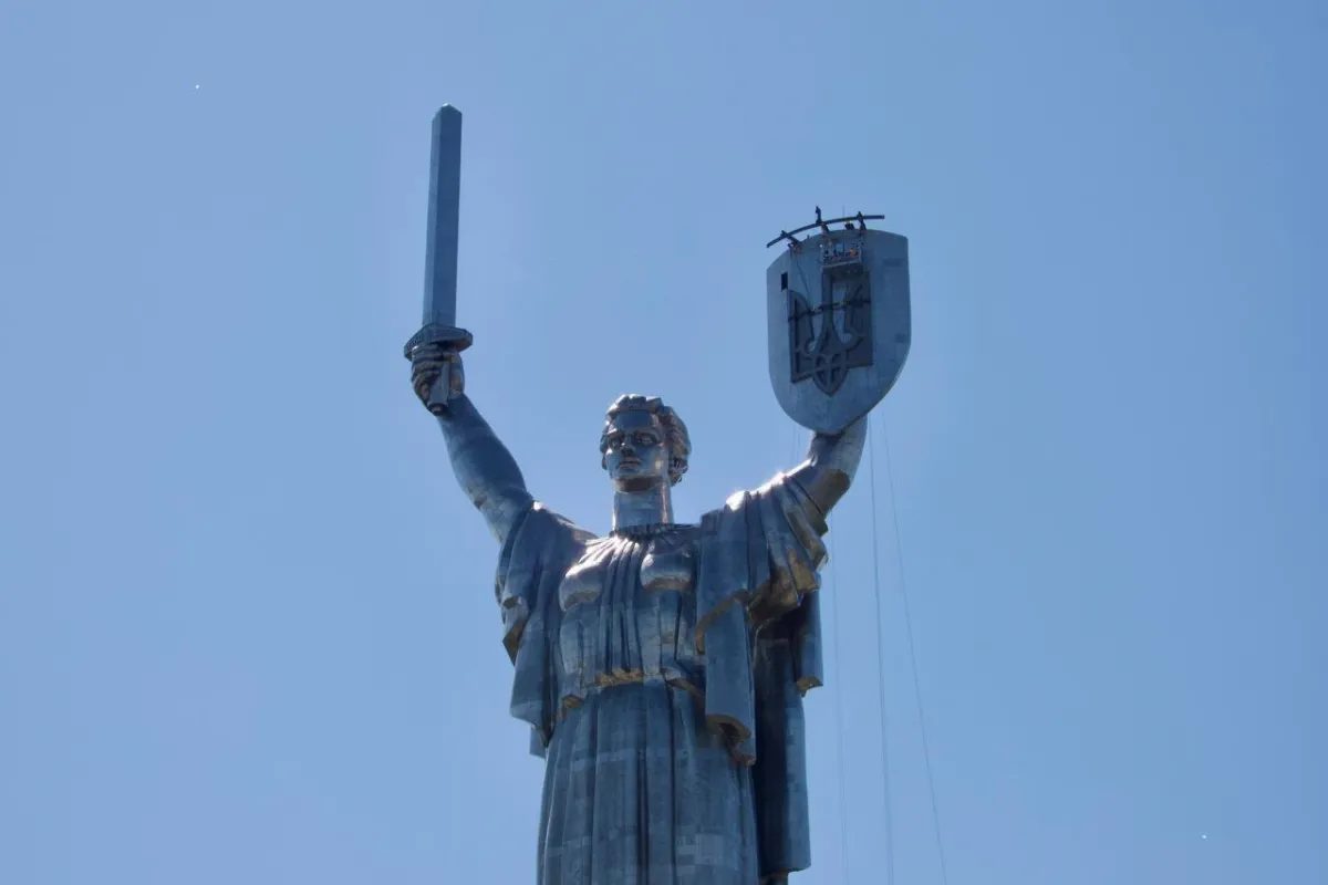 Монтаж тризуба на монумент «Батьківщини - мати» завершено