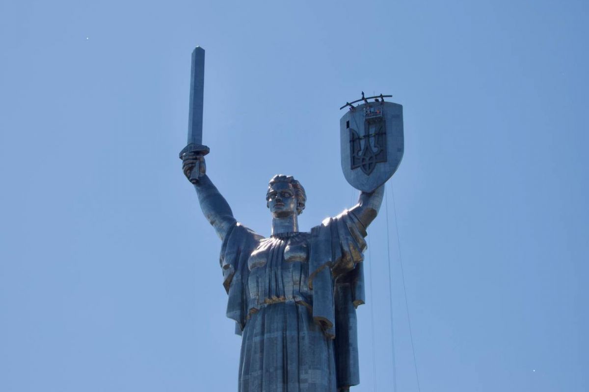 Монтаж тризуба на монумент «Батьківщини - мати» завершено Монтаж тризуба на монумент «Батьківщини - мати» завершено