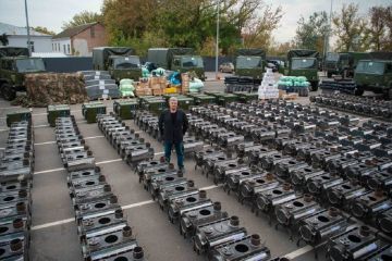 Великий вантаж для фронту: Порошенко з волонтерами відправляють на передову особливі подарунки до свята Великий вантаж для фронту: Порошенко з волонтерами відправляють на передову особливі подарунки до свята