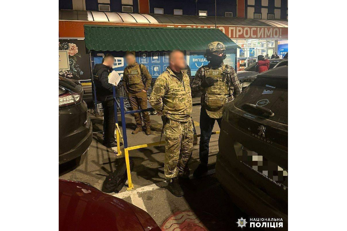 У Дніпрі ДБР затримало військовослужбовця на хабарі у 600 тисяч гривень за безперешкодне нарахування бойових виплат підлеглим У Дніпрі ДБР затримало військовослужбовця на хабарі у 600 тисяч гривень за безперешкодне нарахування бойових виплат підлеглим