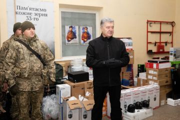 Порошенко привіз десантникам в Авдіївку обладнання для відеорозвідки, зустрівся з волонтерами і вшанував пам’ять юного футболіста Степана Чубенка  Порошенко привіз десантникам в Авдіївку обладнання для відеорозвідки, зустрівся з волонтерами і вшанував пам’ять юного футболіста Степана Чубенка