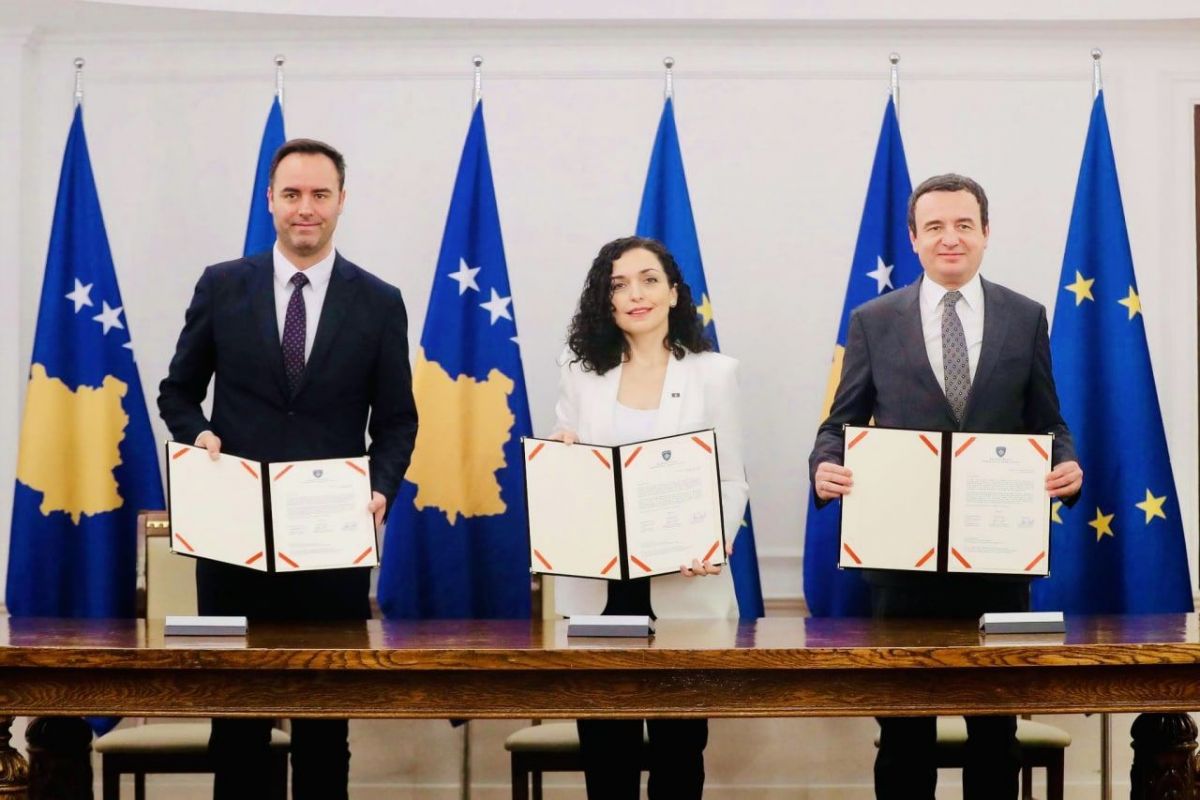 Уряд Косова підписав заявку на вступ до ЄС Уряд Косова підписав заявку на вступ до ЄС