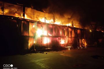 Херсон. Зранку внаслідок обстрілу загорілося складське приміщення Херсон. Зранку внаслідок обстрілу загорілося складське приміщення