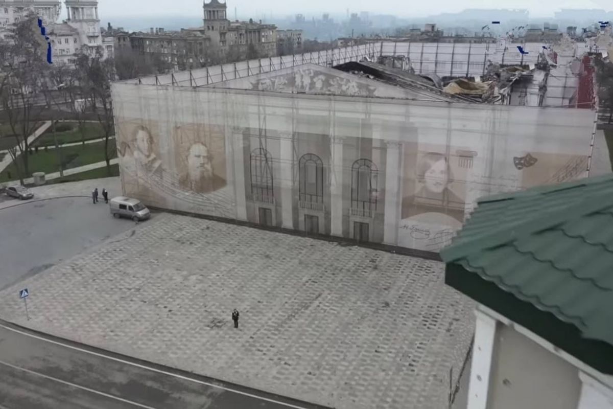 Відреставрувати чи ховати за ширмою? Як держава терорист ховає сліди злочину в тимчасово окупованому Маріуполі Відреставрувати чи ховати за ширмою? Як держава терорист ховає сліди злочину в тимчасово окупованому Маріуполі