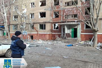 Внаслідок авіаудару по багатоповерхівці у Краматорську поранено щонайменше вісьмох цивільних, серед яких двоє дітей – прокурори фіксують наслідки атаки Внаслідок авіаудару по багатоповерхівці у Краматорську поранено щонайменше вісьмох цивільних, серед яких двоє дітей – прокурори фіксують наслідки атаки