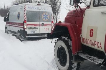 Автомобіль в снігу, чи як святкують 14 лютого в Дніпрі? Автомобіль в снігу, чи як святкують 14 лютого в Дніпрі?