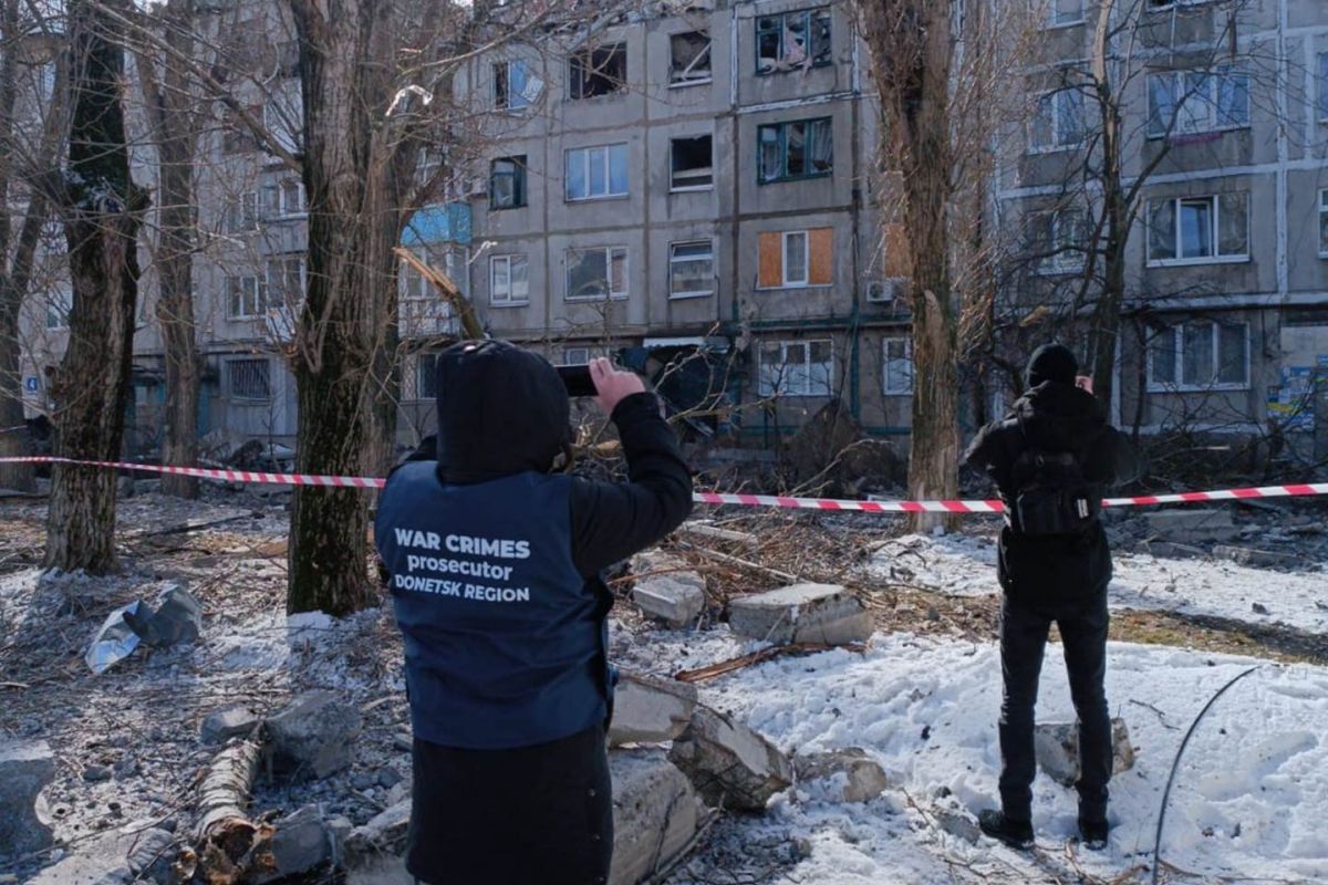 Дванадцять поранених через обстріл окупантами багатоповерхівки в Покровську – тривають рятувальні роботи (ФОТО)