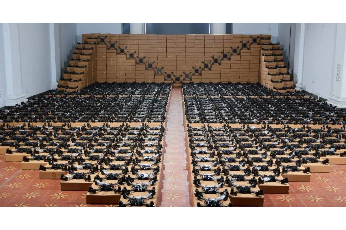 Велика Британія збирається доставити Україні додаткові тисячі дронів у межах свого пакету, вартість якого складає 200 мільйонів фунтів Велика Британія збирається доставити Україні додаткові тисячі дронів у межах свого пакету, вартість якого складає 200 мільйонів фунтів