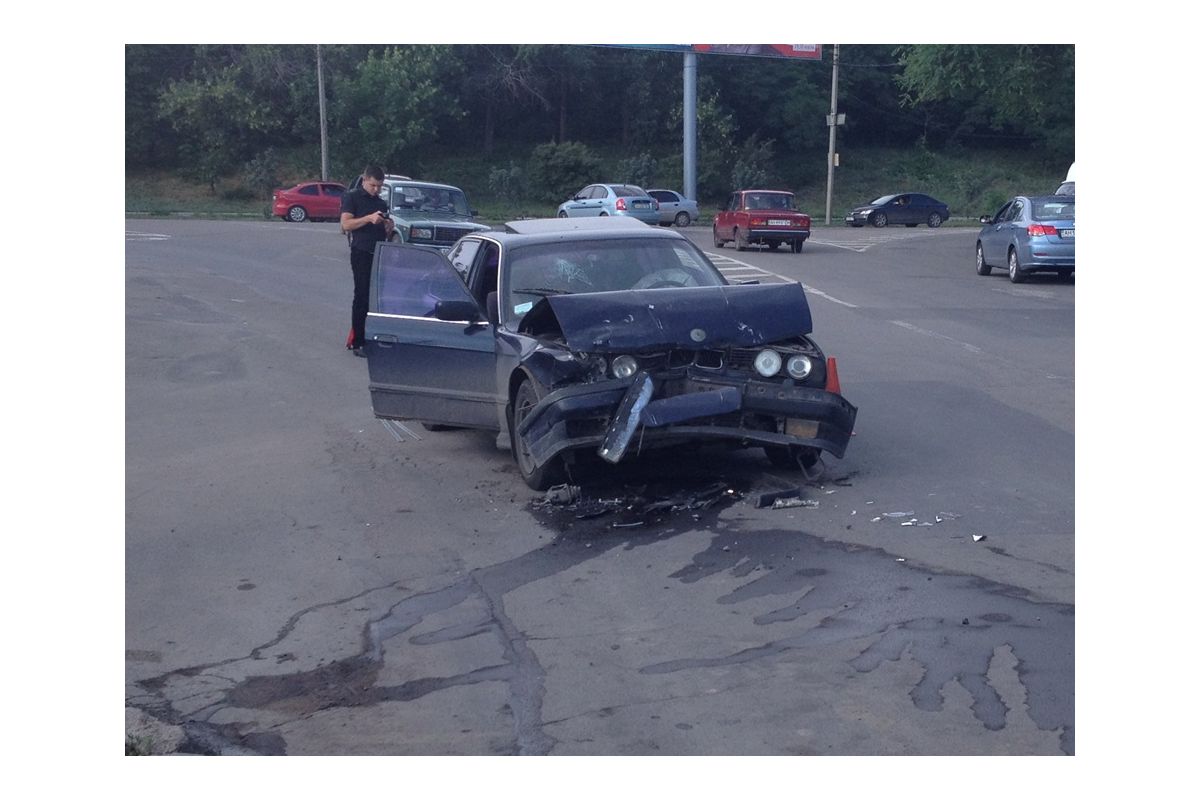 Geely vs BMW: на трасі Дніпро-Павлоград сталась аварія! Geely vs BMW: на трасі Дніпро-Павлоград сталась аварія!
