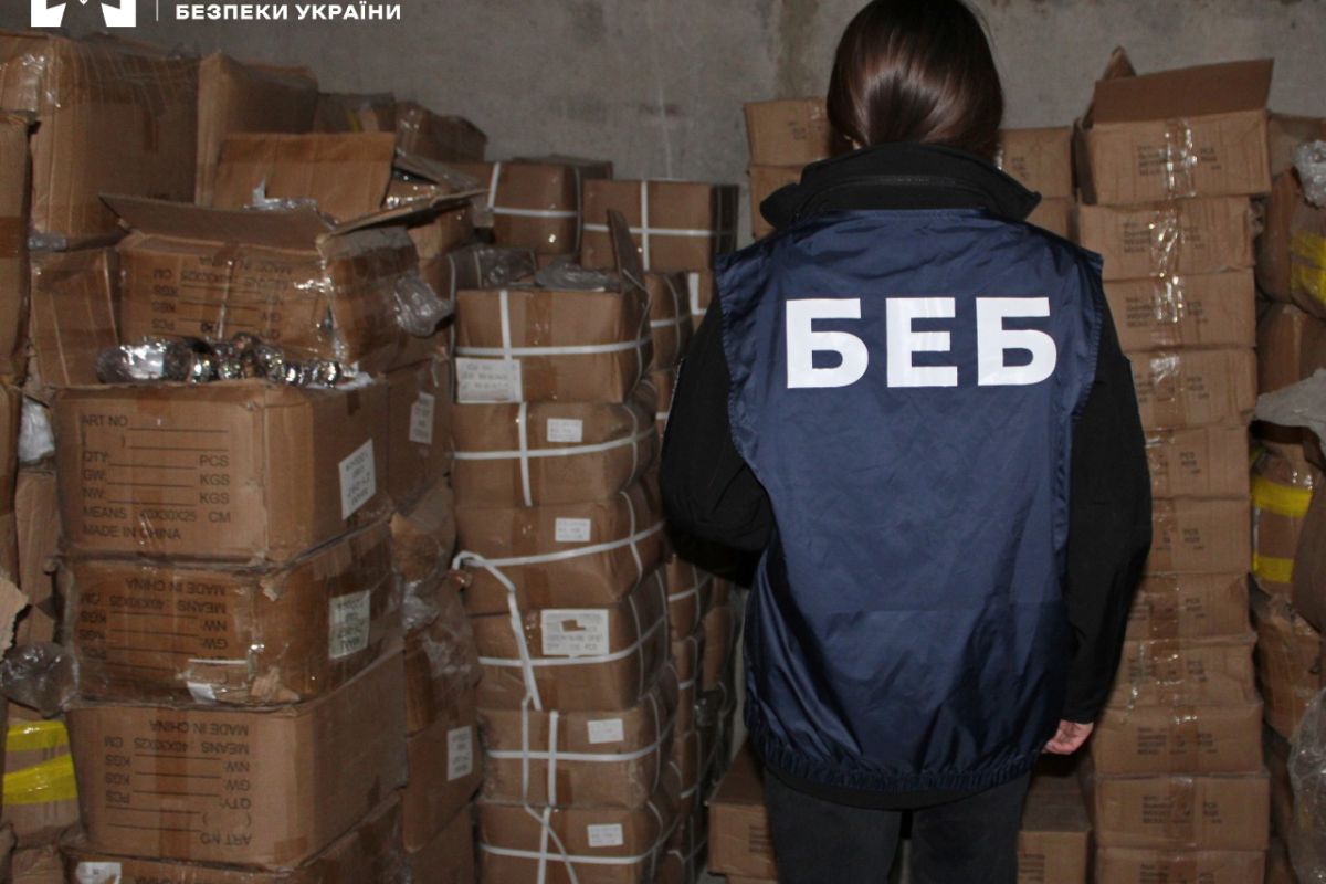 БЕБ на Одещині викрило схему поставки з-за кордону компонентів для виробництва підробленої парфумерії БЕБ на Одещині викрило схему поставки з-за кордону компонентів для виробництва підробленої парфумерії