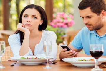 Подруга розмовляє зі мною й заглядає в телефон: що значить така поведінка людей? Подруга розмовляє зі мною й заглядає в телефон: що значить така поведінка людей?