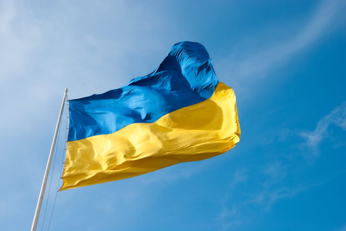 Російське вторгнення в Україну : Зранку у Скадовську військові РФ познімали прапори України з будівлі міської ради та з флагштоку в центрі міста Російське вторгнення в Україну : Зранку у Скадовську військові РФ познімали прапори України з будівлі міської ради та з флагштоку в центрі міста