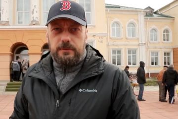 Російське вторгнення в Україну : У Чернігів прибув перший потяг із гуманітарною допомогою. Російське вторгнення в Україну : У Чернігів прибув перший потяг із гуманітарною допомогою.