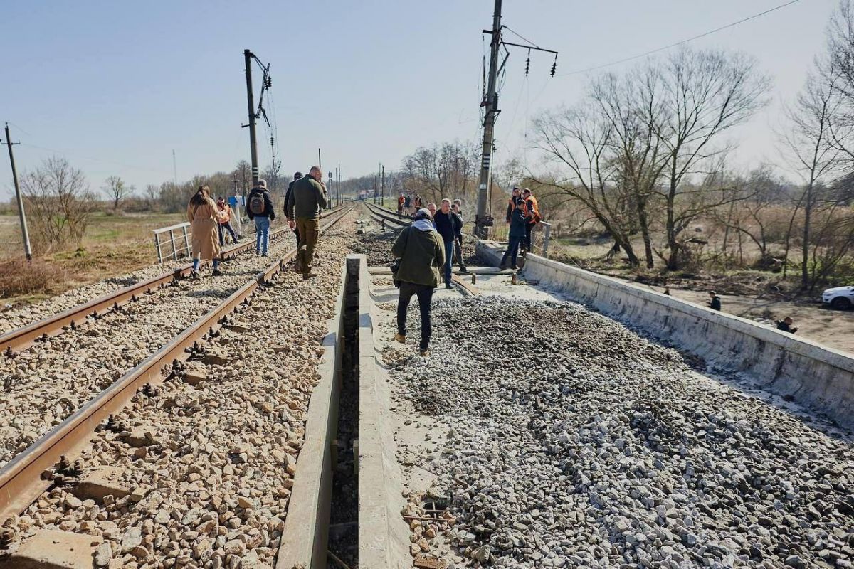 Російське вторгнення в Україну : З 16 квітня між Черніговом та Києвом відновлюється залізничне сполучення Російське вторгнення в Україну : З 16 квітня між Черніговом та Києвом відновлюється залізничне сполучення