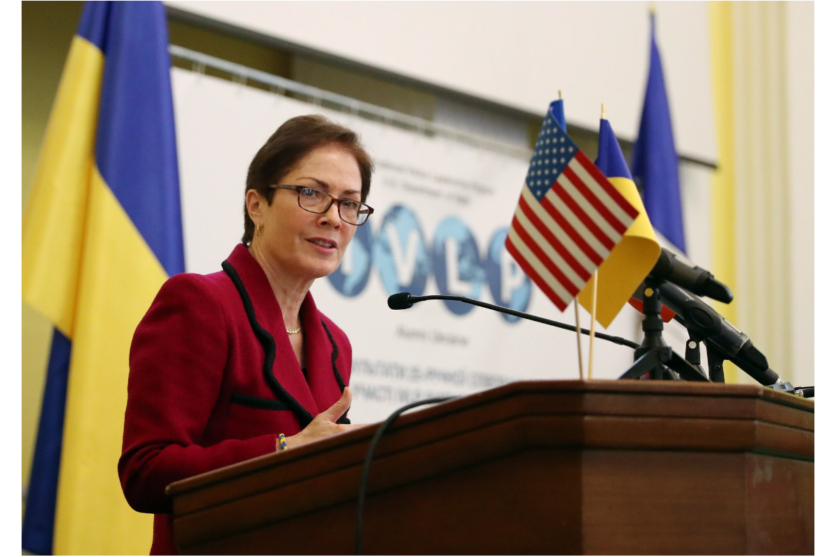 Екс-посолка США в Україні Марі Йованович під час презентації книги мемуарів висловилася про мужність Українців та відношення до війни, яку веде російський народ проти України Екс-посолка США в Україні Марі Йованович під час презентації книги мемуарів висловилася про мужність Українців та відношення до війни, яку веде російський народ проти України