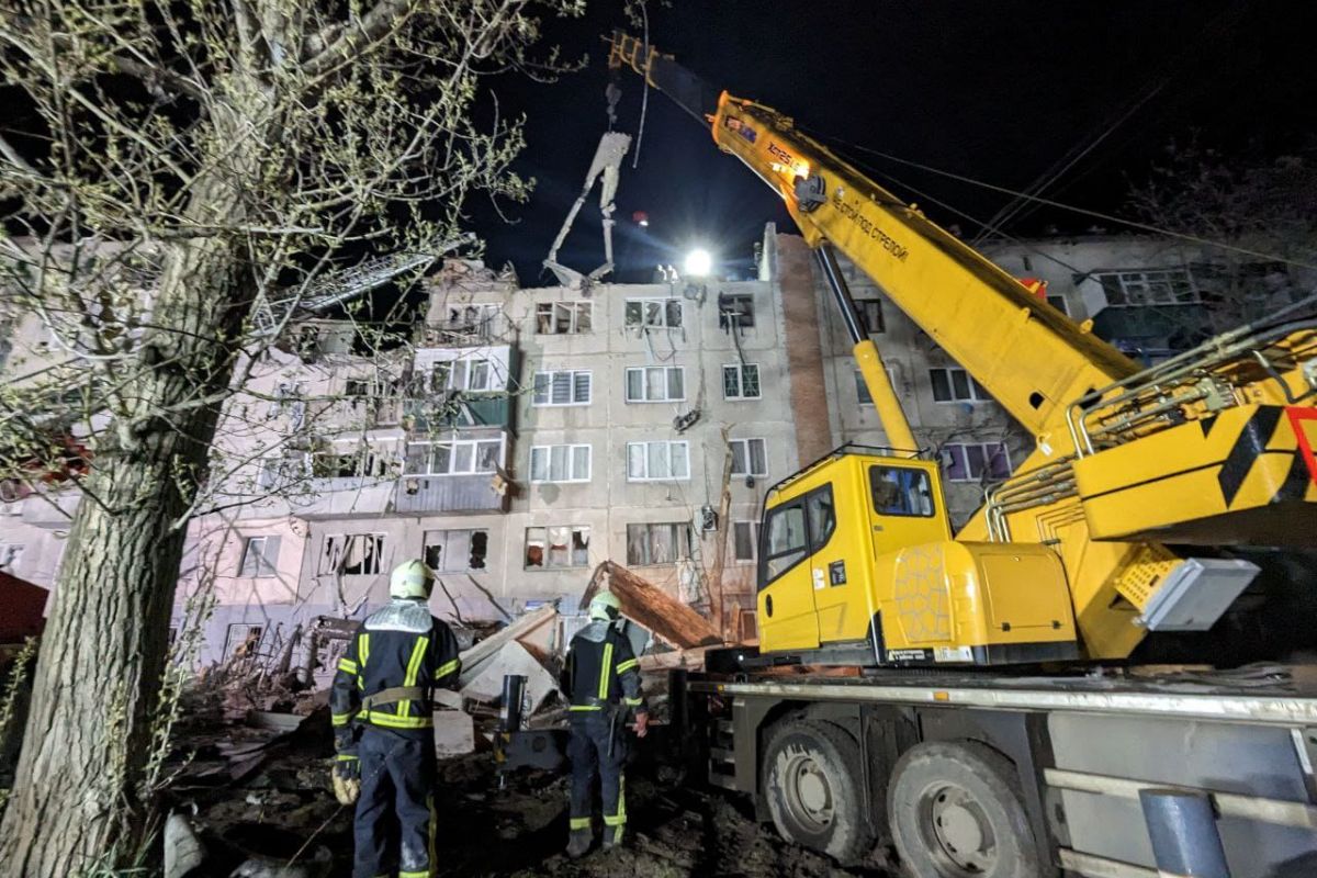 Слов'янськ: станом на 9:00 15 квітня відомо про 9 загиблих та 21 поранену особу внаслідок ракетного обстрілу міста, - ДСНС Слов'янськ: станом на 9:00 15 квітня відомо про 9 загиблих та 21 поранену особу внаслідок ракетного обстрілу міста, - ДСНС