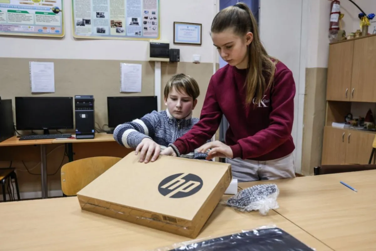 Дитячий фонд ООН (ЮНІСЕФ) передав українським школярам близько 39 тисяч ноутбуків
