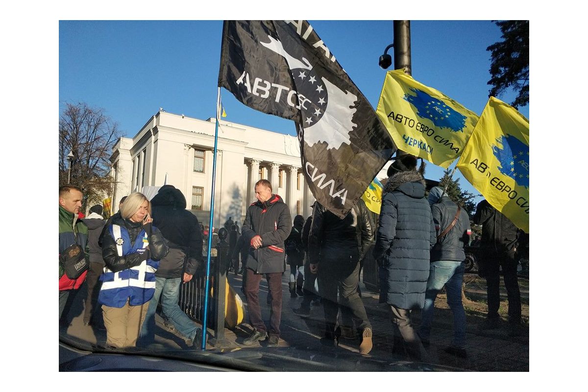 У столиці мітингують власники «євроблях» У столиці мітингують власники «євроблях»