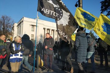 У столиці мітингують власники «євроблях» У столиці мітингують власники «євроблях»