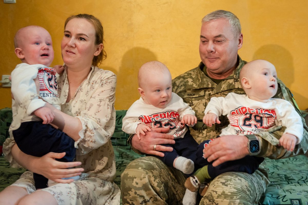 КОМАНДУВАЧ ОБʼЄДНАНИХ СИЛ ЗС УКРАЇНИ ГЕНЕРАЛ-ЛЕЙТЕНАНТ СЕРГІЙ НАЄВ ПРИВІТАВ БАГАТОДІТНУ ЖІНКУ, ОФІЦЕРА КОМАНДУВАННЯ МАЙОРА ТЕТЯНУ КОПЕЦЬ ЗІ СВЯТОМ – ДНЕМ МАТЕРІ. КОМАНДУВАЧ ОБʼЄДНАНИХ СИЛ ЗС УКРАЇНИ ГЕНЕРАЛ-ЛЕЙТЕНАНТ СЕРГІЙ НАЄВ ПРИВІТАВ БАГАТОДІТНУ ЖІНКУ, ОФІЦЕРА КОМАНДУВАННЯ МАЙОРА ТЕТЯНУ КОПЕЦЬ ЗІ СВЯТОМ – ДНЕМ МАТЕРІ.