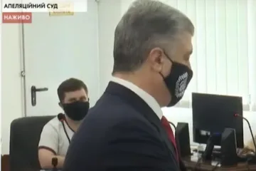 ​Порошенко пришел на допрос в суд по делу о госизмене Януковича . Видео