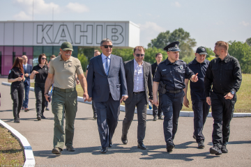 Арсен Аваков проінспектував Центр авіації Нацполіції на Черкащині Арсен Аваков проінспектував Центр авіації Нацполіції на Черкащині