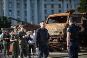Денис Монастирський вручив державні нагороди та відомчі відзнаки працівникам системи МВС Денис Монастирський вручив державні нагороди та відомчі відзнаки працівникам системи МВС