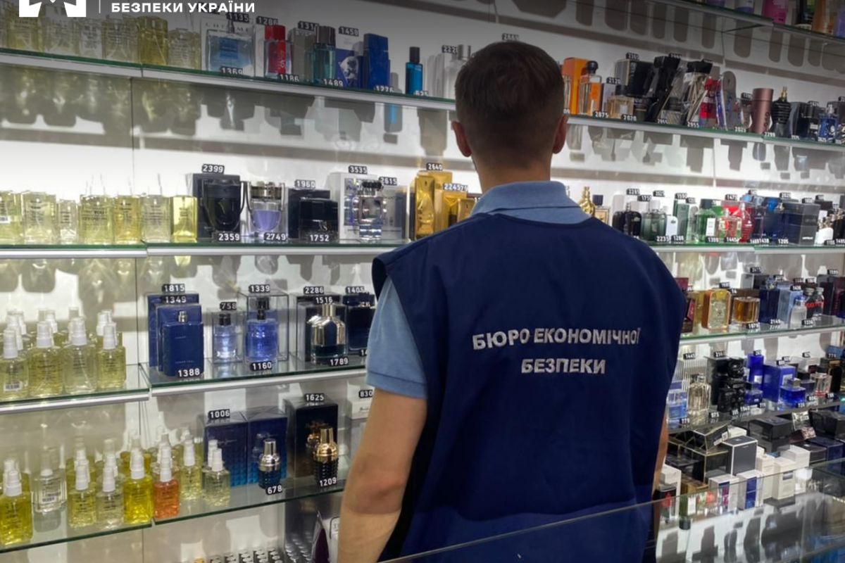 Детективи БЕБ вилучили підроблені парфуми вартістю 15 млн грн Детективи БЕБ вилучили підроблені парфуми вартістю 15 млн грн