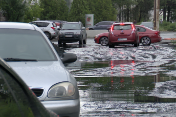 У Дніпрі прорвало колектор У Дніпрі прорвало колектор