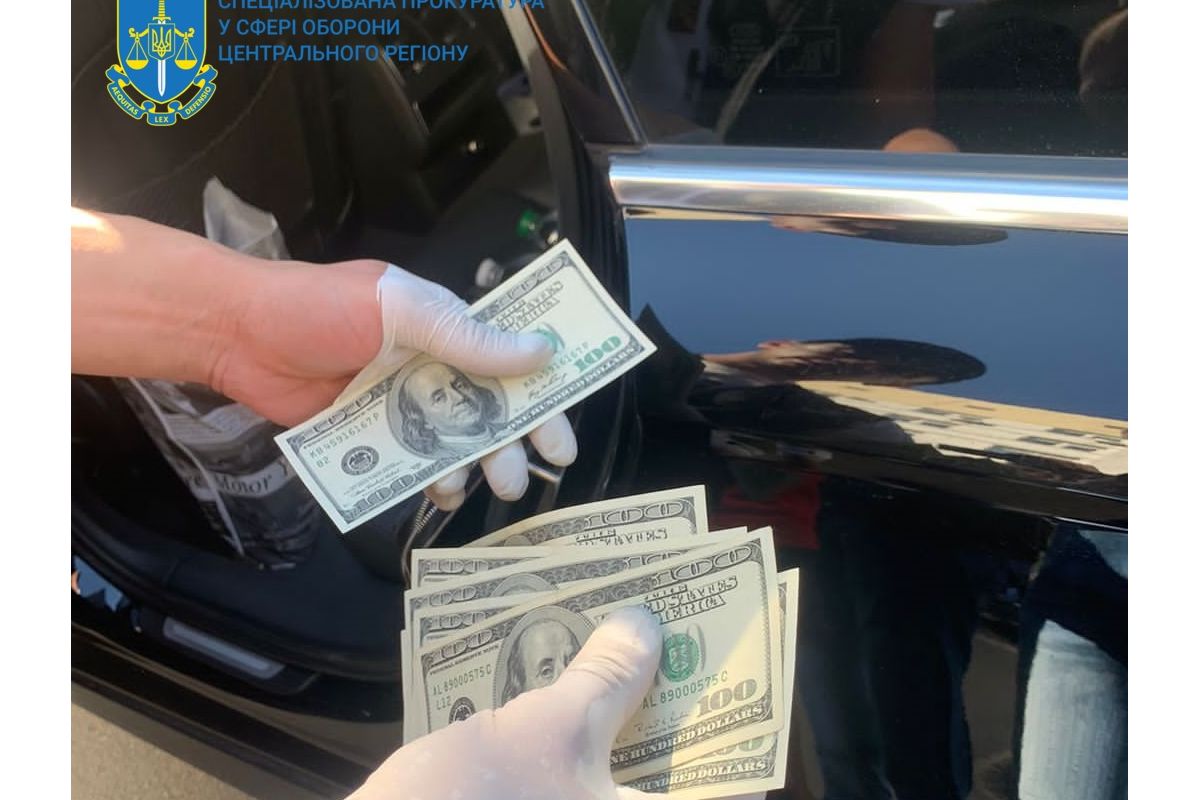 Голова ВЛК зі співучасниками вимагали 2500 доларів з військовозобов’язаного Голова ВЛК зі співучасниками вимагали 2500 доларів з військовозобов’язаного
