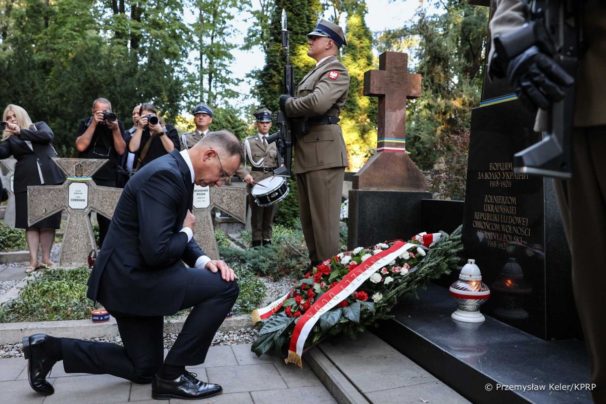 Президент Польщі А.Дуда вшанував пам'ять воїнів Української Народної Республіки Президент Польщі А.Дуда вшанував пам'ять воїнів Української Народної Республіки