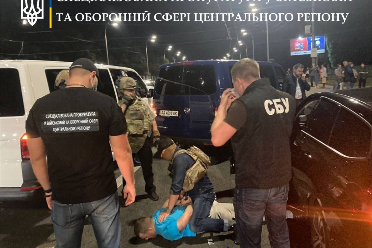 За процесуального керівництва Київської спецпрокуратури в столиці затримано групу офіцерів - наркоторговців За процесуального керівництва Київської спецпрокуратури в столиці затримано групу офіцерів - наркоторговців