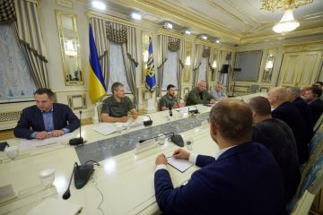 Володимир Зеленський зустрівся з представниками аналітичних центрів Європи та США Володимир Зеленський зустрівся з представниками аналітичних центрів Європи та США