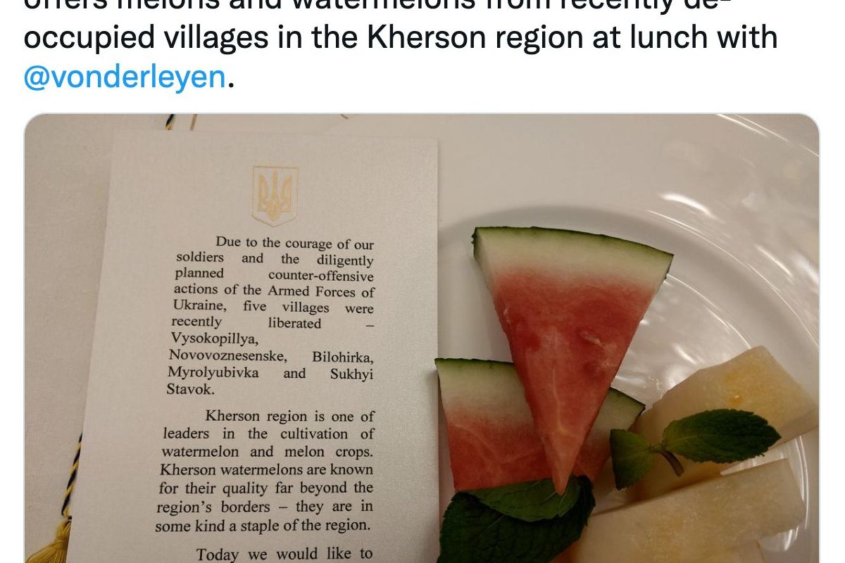 Володимир Зеленський пригостив президентку Єврокомісії Урсулу фон дер Ляєн динями і кавунами з деокупованих територій Херсонської області Володимир Зеленський пригостив президентку Єврокомісії Урсулу фон дер Ляєн динями і кавунами з деокупованих територій Херсонської області