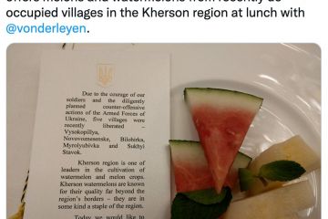 Володимир Зеленський пригостив президентку Єврокомісії Урсулу фон дер Ляєн динями і кавунами з деокупованих територій Херсонської області Володимир Зеленський пригостив президентку Єврокомісії Урсулу фон дер Ляєн динями і кавунами з деокупованих територій Херсонської області